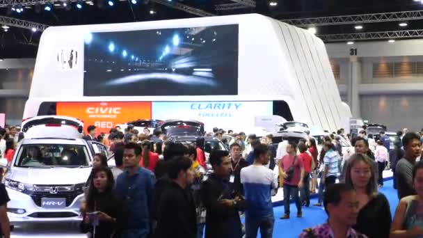 Les gens choisissent de nouvelles voitures Honda sur le salon de l'automobile — Video