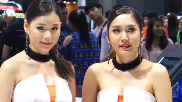Дві азіатські моделі жіночого презентатора на міжнародному автосалоні. — стокове відео