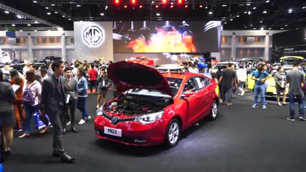 Rotes mg5 Auto auf dem Ausstellungsgelände auf der Internationalen Automobilausstellung. — Stockvideo