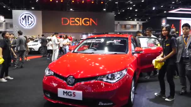 Samochód Mg5 jest wyświetlany na Międzynarodowych Targach Samochodowych. — Wideo stockowe