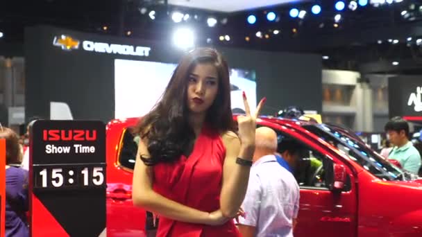 Ung kvinna modell på International Motor Show presentera en bil. — Stockvideo