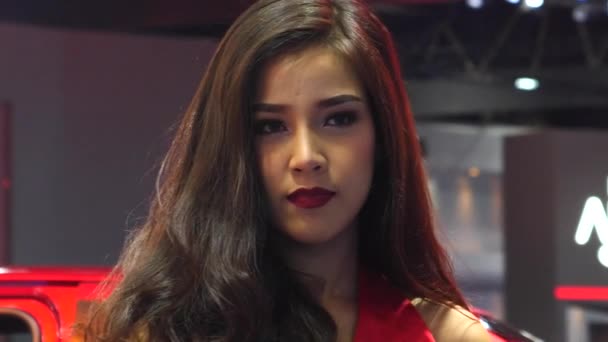 Portræt af smuk asiatisk kvinde med make-up og frisure. Thailandsk model . – Stock-video