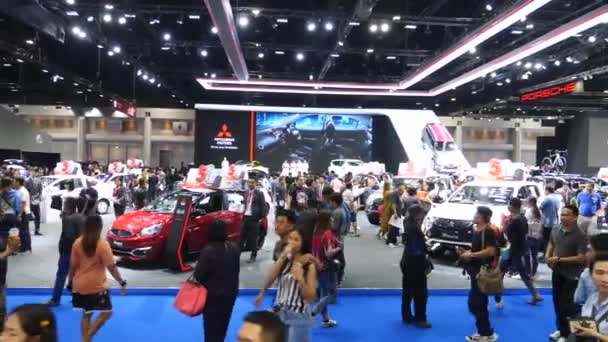 Mitsubishi Motors на международном автосалоне . — стоковое видео
