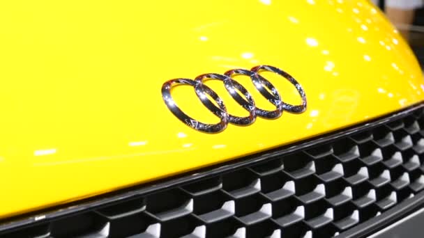 Fechar de novo carro de luxo Audi R8 Coupe no Motor Show . — Vídeo de Stock
