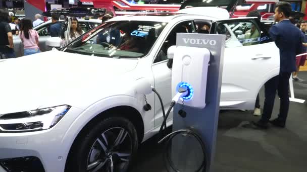 Volvo Auto Plug-in-Hybrid auf der Automesse. Laden von Elektrofahrzeugen. — Stockvideo