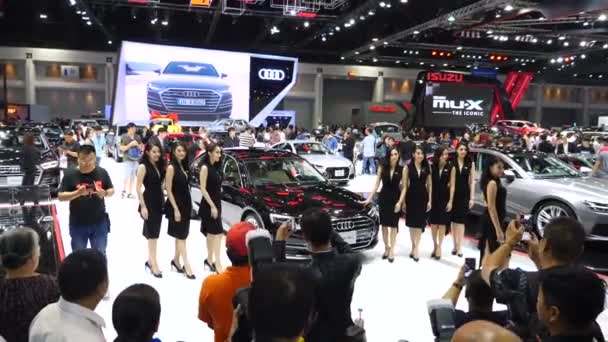 Personnes au stand d'exposition de salon de l'automobile à Isuzu et Audi Car Section . — Video