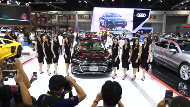 Gente en el stand de exposición del Salón del Automóvil en Isuzu y Audi Car Section . — Vídeos de Stock