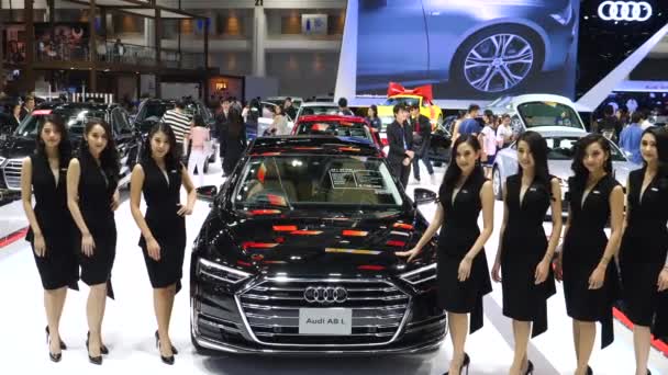 Jonge Thaise modellen presenteren Metallic Black Audi A8 L op Auto Show. — Stockvideo