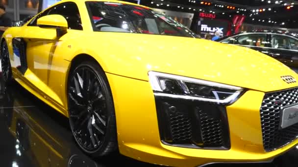 Żółte Audi R8 Coupe wyświetlane na Międzynarodowej Wystawie Samochodowej. — Wideo stockowe