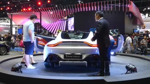 Οι πελάτες δοκιμάζουν Aston Martin Vantage στην επίδειξη στο Motor Show. — Αρχείο Βίντεο