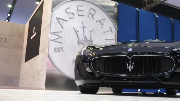 Maserati Levante αυτοκίνητο σε επίδειξη στο Σαλόνι Αυτοκινήτου. — Αρχείο Βίντεο