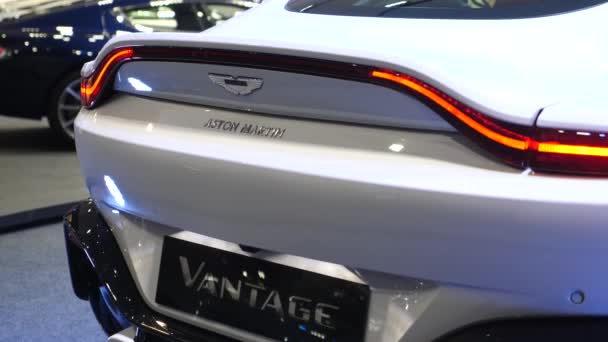 Крупный план бампера Aston Martin Vantage на дисплее на международном автосалоне . — стоковое видео