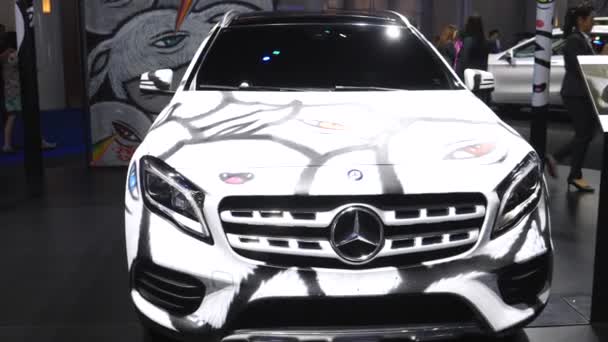 Mercedes-benz auto mit graffiti des berühmten künstlers alex face. Bangkok. — Stockvideo