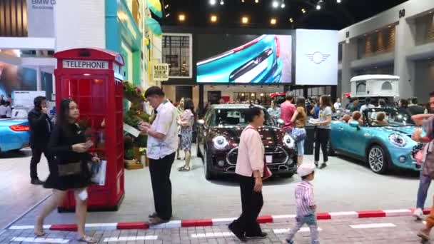 Orang-orang mengunjungi Motor Show Menguji Mobil Mini Cooper Clubman . — Stok Video