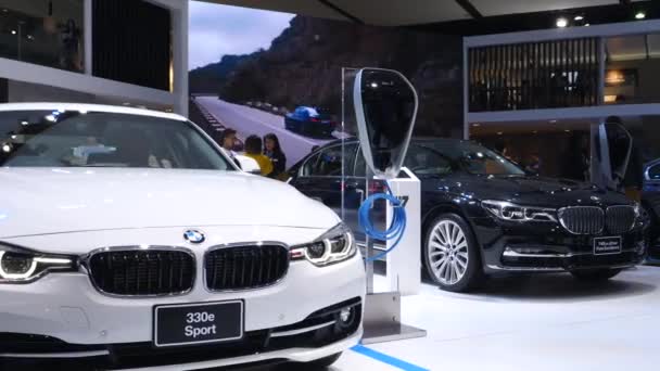 BMW 330e Sport Car in mostra al Motor Show. Auto elettrica . — Video Stock