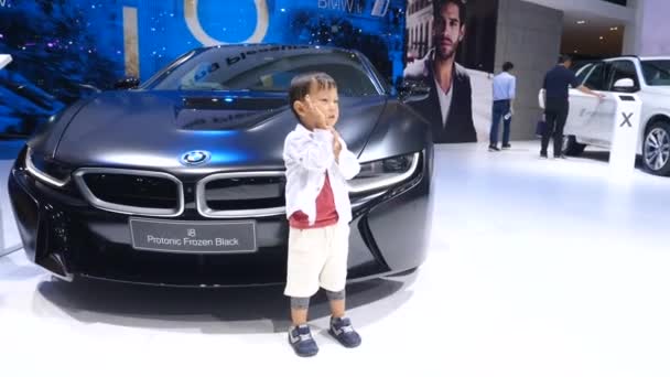 쇼룸. BMW i8 은 모터쇼에 전시되어 있다. 방콕, 타이 - 2018 년 4 월 8 일. — 비디오