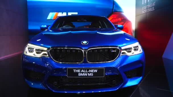 Автомобиль BMW M5 синего цвета на международном автосалоне в Нью-Йорке — стоковое видео