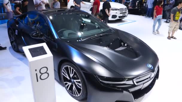 BMW i8 은 모터쇼에 전시되어 있다. 방콕, 타이 - 2018 년 4 월 8 일. — 비디오