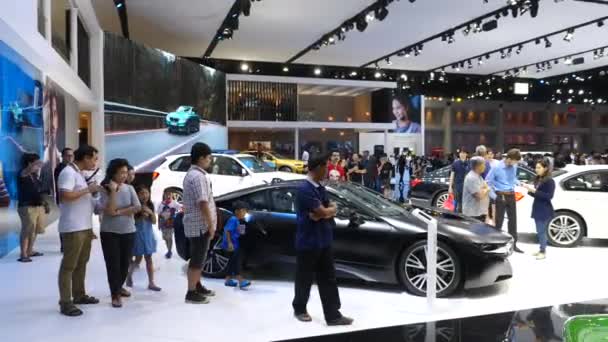 Pessoas no International Motorshow. Sala de exposição de carros. BMW i8 . — Vídeo de Stock
