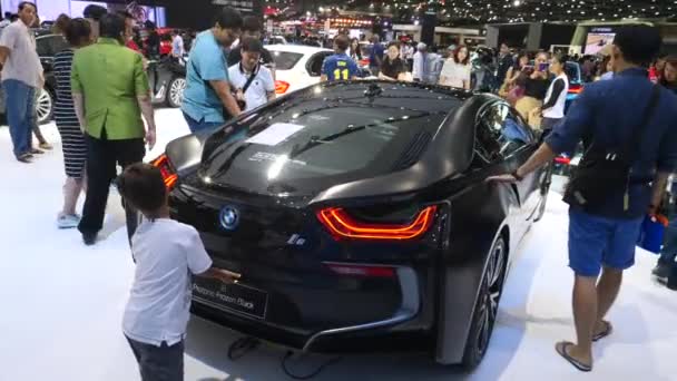 BMW i8 показали на Motorshow. Бангкок, Таиланд - 8 апреля 2018 года . — стоковое видео