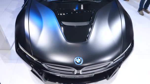 高級車BMW i8はモーターショーで表示されます。2018年4月8日タイ・バンコク. — ストック動画