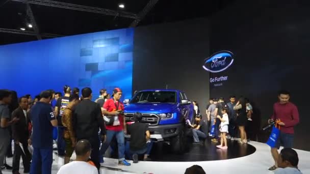 Ford Raptor αυτοκίνητο σε επίδειξη στο Motor Show. Μπανγκόκ, Ταϊλάνδη - Απρίλιος 08, 2018. — Αρχείο Βίντεο