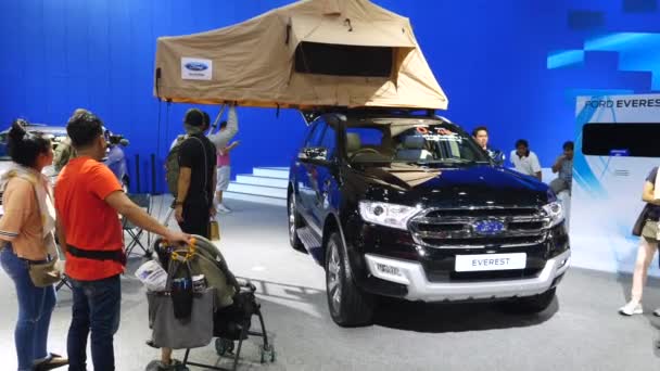 Ford Everest Bil visas på Internationell Motorutställning. — Stockvideo