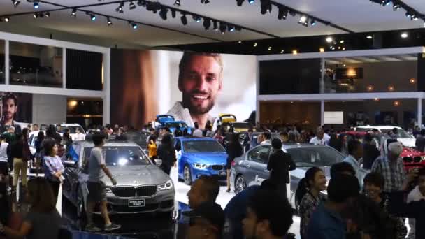 Personas que visitan el Salón Internacional del Automóvil Pruebas BMW Car Show Room . — Vídeos de Stock