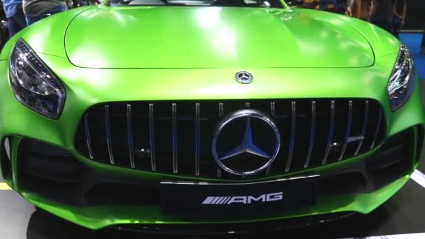 Uluslararası Motor Fuarında Yeşil Mercedes Amg sergileniyor. — Stok video