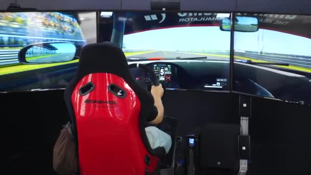 Man In Car Driving Simulator. Formazione e test dei conducenti . — Video Stock