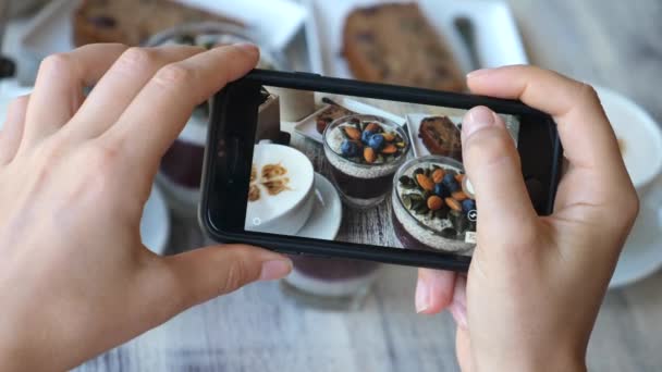 Ženské jídlo Blogger Fotografování trendy snídaně s Smartphone. — Stock video