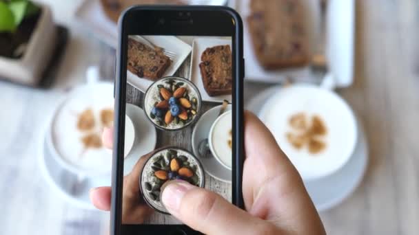 Fotografia de Alimentos, Blogging, Pessoas e Conceito de Tecnologia. Tirando foto de comida . — Vídeo de Stock