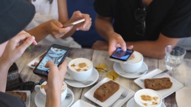 Przyjaciele robiący zdjęcia jedzenia smartfonami. Modna koncepcja Fotografia żywności. — Wideo stockowe