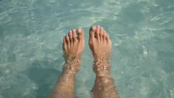 Ноги женщины плавают в бирюзовой морской воде на отдыхе — стоковое видео