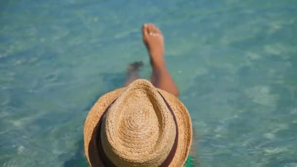 Yaz tatilinde Sahilde Ayaklarıyla Su Sıçratan Şapkalı Kadın — Stok video