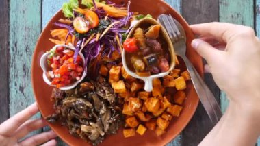 Sağlıklı Vegan Gıda Konsepti. Pişmiş tatlı patates, kızarmış mantar ve taze sebzeler..