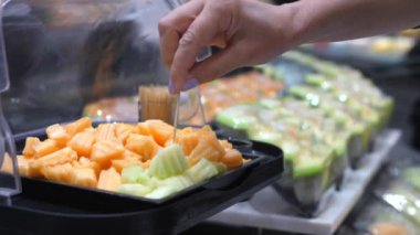 Kadın Müşteri Eli Süpermarkette Taze Kesilmiş Kavun Deniyor