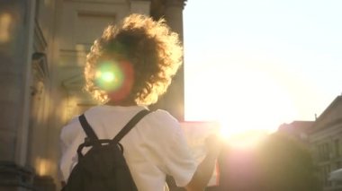 Günbatımında şehri keşfeden Haritalı Kadın Turist Gezisi