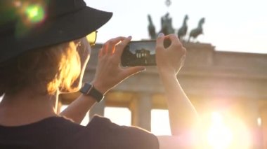 Gezgin Turist Kadın Gün batımında Akıllı Telefonla Tarihi Fotoğrafları Çekiyor