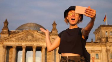 Avrupa 'da Seyahat Eden Genç Kadın Gezgin Telefonla Selfie Çekiyor.