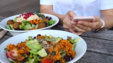 Kadın Elleri Yemek Masasında Cep Telefonu Kullanıyor Vejetaryen Salatalarla Öğle Yemeği Yiyor