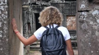 Antik Angkor Wat Tapınağında Kadın Turist Gezisi