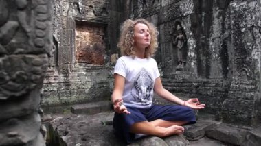 Antik Angkor Wat Tapınağında Meditasyon yapan Kadın