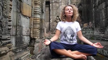 Yogi Kadın Antik Angkor Wat Tapınağında Meditasyon Yapıyor