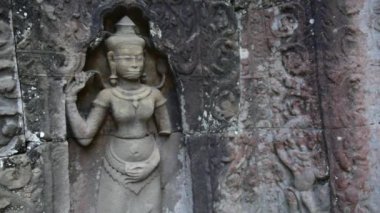 Angkor Wat Tapınağının duvarlarına oyulmuş Apsara oyması