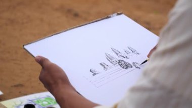 El Sanatçısı Antik Tapınak Angkor Wat 'ın Resmini Yapıyor.