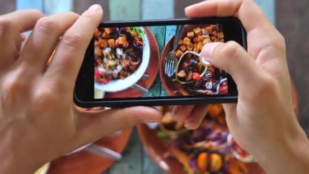 Frau Hände, die Essen mit dem Smartphone fotografieren und in sozialen Netzwerken posten. Vegane, gesunde, biologische Mahlzeit. — Stockvideo