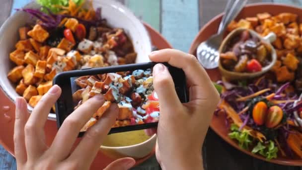 Fotografía gastronómica. Manos con teléfono móvil tomando fotos de comida vegana saludable . — Vídeos de Stock