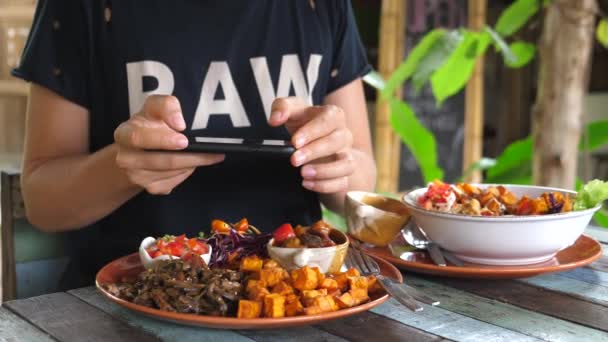 Крупним планом жінка руки фотографія вегана здорової їжі за допомогою мобільного телефону — стокове відео