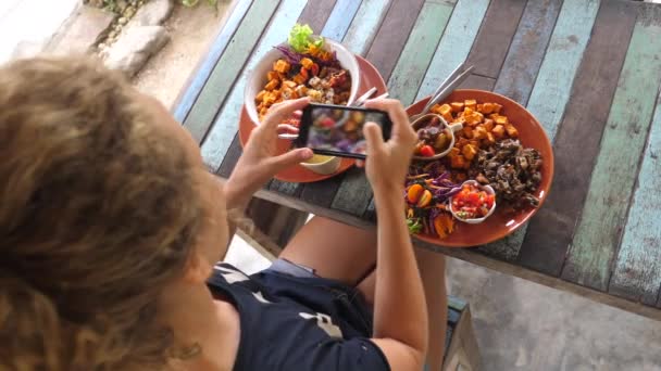 Mujer joven tomando foto de la comida usando Smartphone — Vídeo de stock